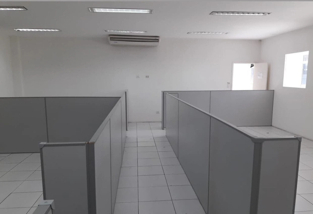 Biombos móveis para divisão de estações de trabalho